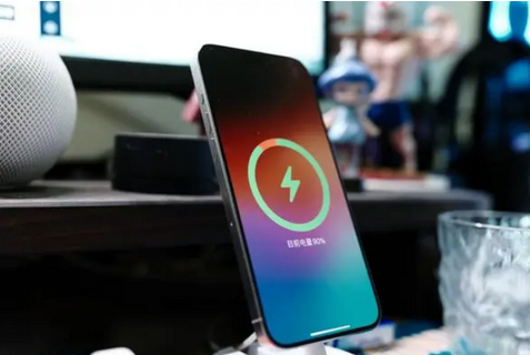 泾阳苹果15换屏服务分享用什么充电器给iPhone15充电更好 